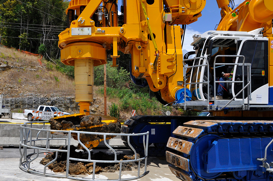 العاملون الذين يستخدمون آلة الكومبريسور للحفر وتكسير! titresimli4 - العاملون الذين يستخدمون آلة الكومبريسور للحفر وتكسير!