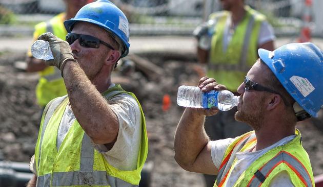 constructions workers drinking water - İklim Değişikliği T&uuml;m İş Kollarındaki İş&ccedil;ilerin Sağlığını Etkiliyor